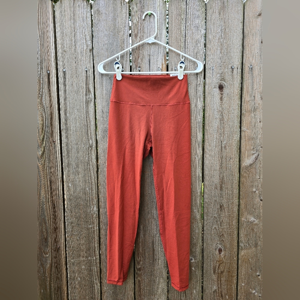 NWT Old Navy Studio Smooth 7/8 Leggings